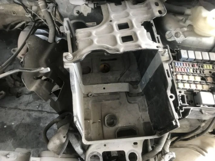 Ford Fiesta 2011 Çıkma Akü Yatağı